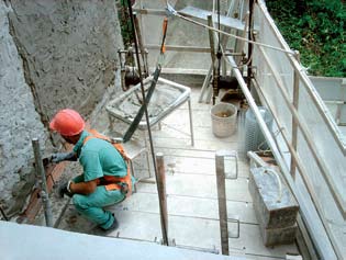 Não pendurar materiais (baldes, galões de tinta, etc.) no lado externo do guarda-corpo. Manter o andaime o mais nivelado possível, inclusive durante seu deslocamento vertical.