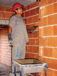 34 Segurança e Saúde do Trabalho na Construção Civil/ES NR-18 Pedreiro Luva de PVC/Látex para proteção das mãos contra agentes químicos. Riscos inerentes à função: Ruído.