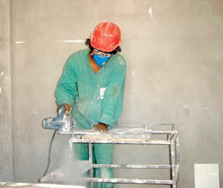 Segurança e Saúde do Trabalho na Construção Civil/ES NR-18 35 Acabamento com cerâmica Para a operação de equipamentos elétricos manuais é necessário que se tenha trabalhador treinado pela empresa.