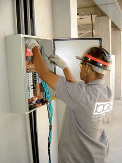 Segurança e Saúde do Trabalho na Construção Civil/ES NR-18 37 Eletricista É proibida a existência de partes vivas expostas em circuitos e equipamentos elétricos.