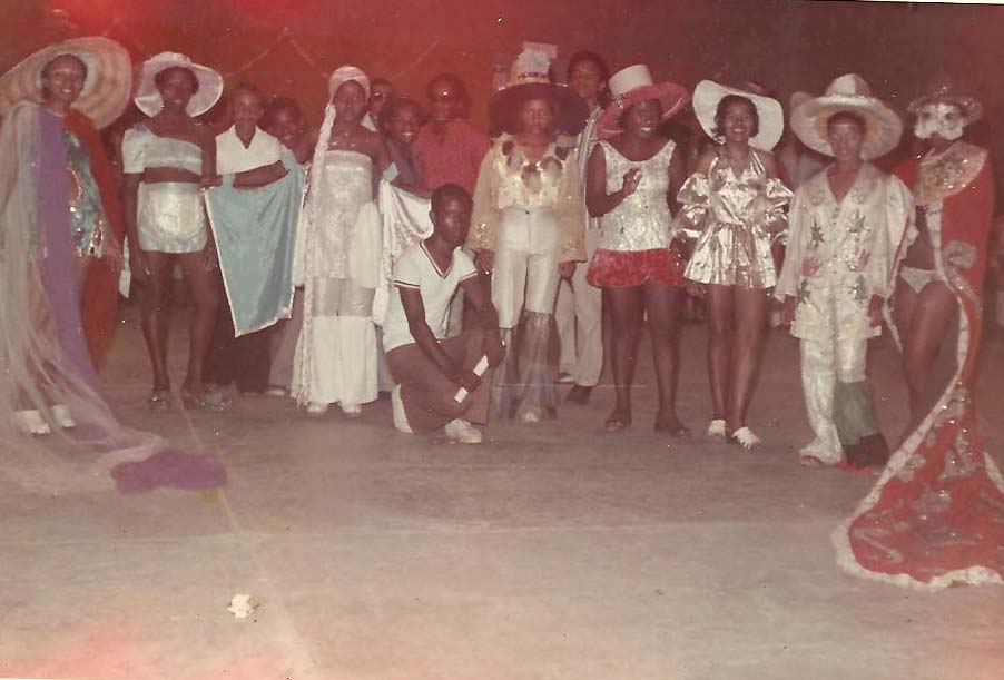 Trata-se de um baile infantil, onde possivelmente muitas destas crianças, sem saberem, estavam ensaiando sua participação na futura escola de samba.