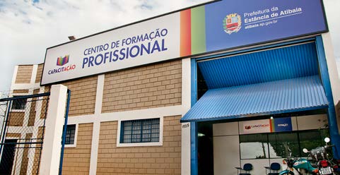 br INCLUSÃO DIGITAL Além das diversas atividades oferecidas, o Centro de Formação Profissional será utilizado para a realização dos cursos do programa Time do Emprego e disponibilizará à população o