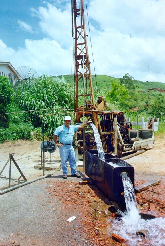 a) Métodos de perfuração e revestimento em áreas de baixada sedimentar Os poços deverão ser iniciados a trado, com diâmetro de 150 a 200 mm, provido de seções de 1 metro de tubos galvanizados ¾, com