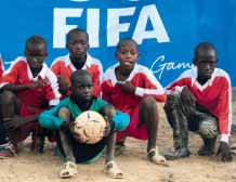 Quênia Mathare Youth Sports Assocation A MYSA incorpora, de forma bem sucedida, ao sistema de classificação de suas diversas ligas e equipes de futebol, atividades de limpeza ambiental,