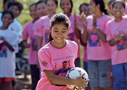 A cada ano, o Football for Hope apoia diversos novos programas, voltados especificamente para desafios sociais em comunidades locais.