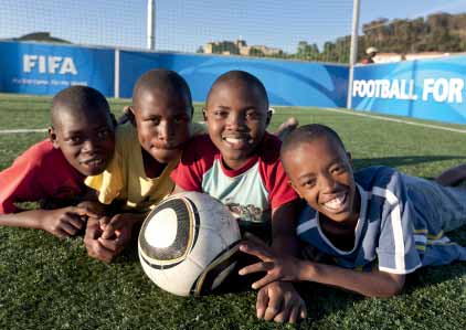 utilizem o futebol para abordar questões sociais e promover o desenvolvimento social; atuem de