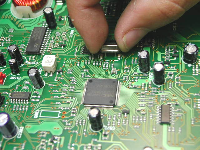 Máquinas de soldadura por onda Os circuitos impressos montados (PCB) são alimentados ao processo de solda através dum sistema de transporte.