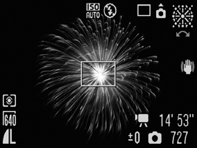 Fogo Artifício Capta de forma nítida o fogo-de-artifício no céu e com uma exposição ideal.