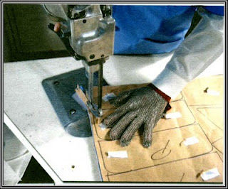 furos corretamente marcados. ENFESTO: Definição: O enfesto é a operação para designar as camadas sobrepostas de tecidos a serem cortados, obedecendo a uma metragem pré-estabelecida.