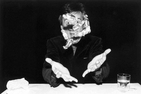 espetáculo em 1983, em uma visita que fez ao Teatro delle Briciole. Segundo relatos de Carles 3, a peça trouxe-lhe tamanha provocação, que ele ficou dias pensando sobre aquilo que vira.