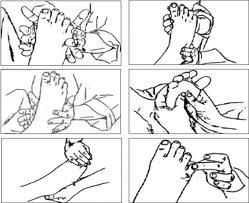 Reflexologia. Faça uma massagem suave nos pés e nas mãos do seu idoso, usando um creme da sua preferência ou aliado à Aromaterapia 
