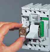 Características construtivas Diferenciando as características da série SDC20A20F000 SDC20A7F000 Dupla isolação A linha Tmax possui dupla isolação entre as partes vivas (excluindo os terminais) e