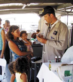 Faltam escolas, moradias adequadas, luz, água e esgoto encanados, falta a presença do Sistema de Saúde. Para as famílias, a única fonte de renda é resultado da venda de isca para os barcos Dr.