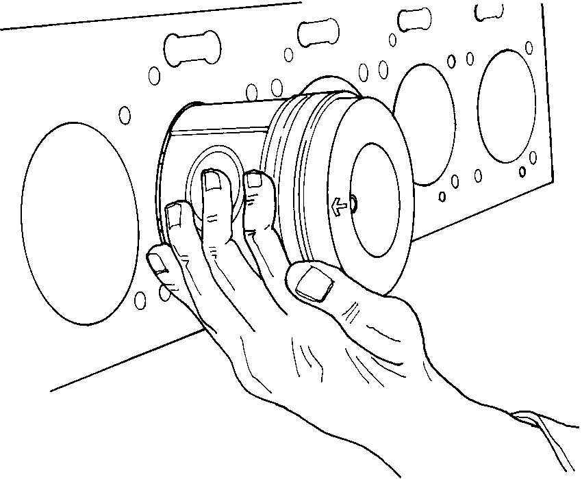 A seta na cabeça do pistão deverá apontar para o lado do volante. 8-17 Instalar a cinta especial de montagem do pistão para fechar seus anéis.