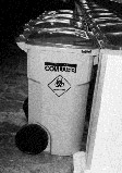 3.4 - ETAPAS DO GIRSS (continuação) ARMAZENAMENTO EXTERNO Os resíduos transportados mediante a coleta interna devem permanecer armazenados em abrigo até que a coleta externa seja efetuada, dispostos