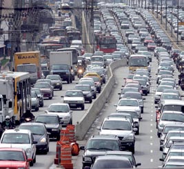 Além disso, o transporte público sempre ameaça a pontualidade dos usuários, que muitas vezes