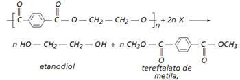 B) Considerando o monômero de caráter básico, apresente uma equação química completa que demonstre esse caráter na reação com o ácido clorídrico.