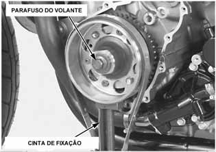 CB 1300 Remoção do Rotor Remova a tampa lateral esquerda, fixe o volante do motor com a