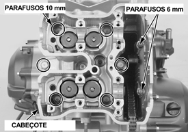 motor. Instale os eixos de comando de modo que os ressaltos fiquem voltados para fora.