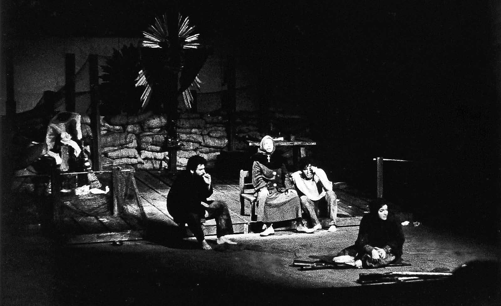 Outubro 2013 André Gouveia, Sérgio Mindlin, Bety Chachamovitz e Cida Previatti em Os Fuzis de Dona Tereza, no Teatro Ruth Escobar, em 1968 O golpe militar de 1964 disparou um processo de dura