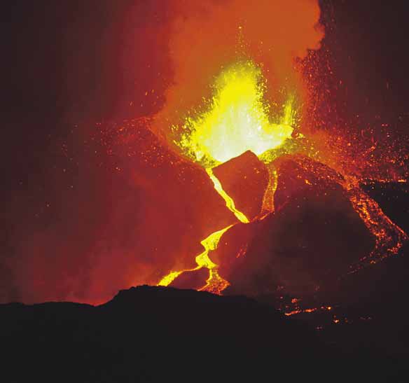 Receia-se que outras na rota mais provável do rio de lava sejam apanhadas, até porque o vulcão se mantém em actividade Os últimos dois derrames de lava CABO VERDE Ilha do Fogo Mosteiros OCEANO