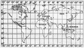 a) Latitude é a distância em graus do Meridiano de Greenwich. b) Longitude é a distância em graus do Meridiano de Greenwich. c) Longitude é a distância em graus entre os Pólos e a Linha do Equador.