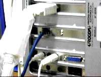 Consiste em conectar um dos cabos de rede fornecidos com os microcomputadores em uma tomada padrão RJ-45 e atrás de um microcomputador.