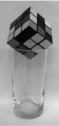 Sabendo-se que o bordo do copo é uma circunferência de raio cm, determine o volume da parte do cubo que ficou no interior do copo.