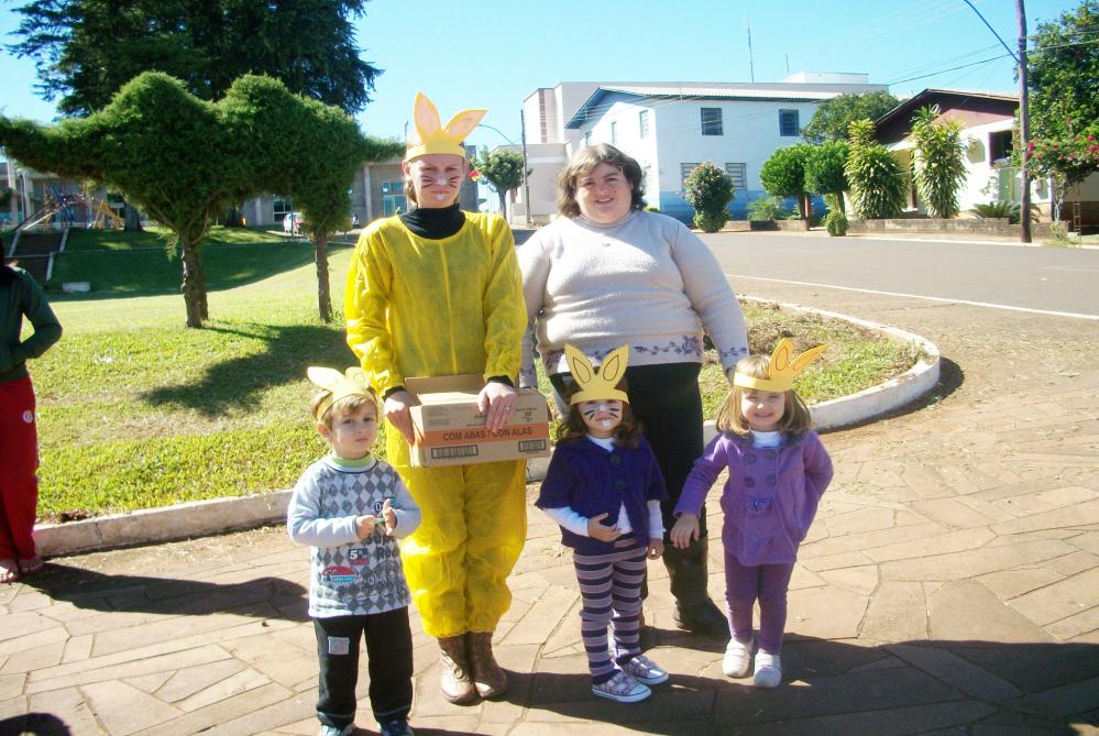 Participação na Feira do Peixe, Comércio, Agropecuária e Agroindústria Crianças no teatro infantil Ainda em abril, aconteceu uma palestra com as mães e as crianças que