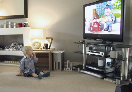 Com o transmissor Dynamic FM conectado na TV, aparelho de som ou computador, utilizando apenas um cabo básico de áudio, e os receptores conectados nos aparelhos auditivos da criança, eles podem ouvir