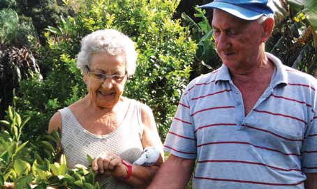 Bem acompanhados Os paulistanos, Encarnação Salinas Tura e Francisco Tura, são aquele casal que todo romântico admira. Os dois com 78 anos já comemoraram 56 anos de casamento.