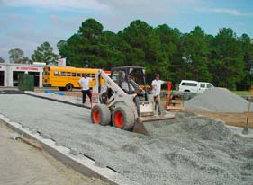 um pavimento permeável com peças pré-moldadas de concreto Etapa 1: Preparação do subleito O subleito