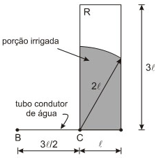 b) Admitindo que o raio da região irrigada seja inversamente proporcional à distância do irrigador até a bomba, calcule o raio da região irrigada quando o irrigador é colocado no centro da região