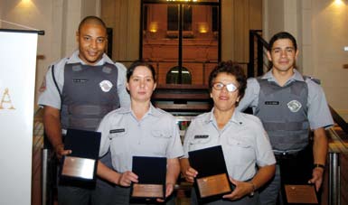 Ao mesmo tempo, os policiais concentraram esforços para criar laços com os moradores, chegando a visitar todas as casas.