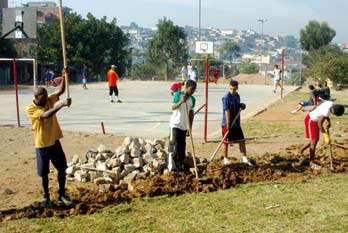 A cidadania que se faz nas praças Capítulo 6 PRAÇAS, ESPAÇOS DE PAZ 58 Junho de 2005, manhã de sábado.