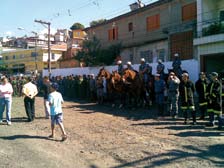 A partir daquela terça-feira, eles passariam a conviver dia e noite com cerca de 600 policiais militares que trabalhariam pelo bairro fazendo patrulhas, buscas e apreensões e prendendo foragidos da