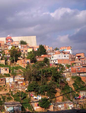 São Paulo (Grajaú, Brasilândia e Lajeado), o Instituto continua com essa estratégia: define um território e ali desenvolve mais de uma ação, combinando intervenções diferentes e trabalhando com