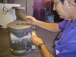 Líquidos penetrantes também são utilizados para a detecção de vazamentos em tubos, tanques, soldas e componentes.
