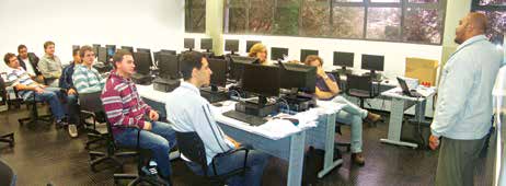 software. O minicurso foi conduzido em aulas práticas e com simulações no computador.