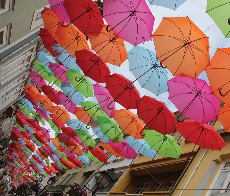 ponto verde Luís Arruda/CMA Águeda dá o exemplo Em dias de sol, a moda dos chapéu-de-chuva pode pegar. No Verão passado a cidade de Águeda correu mundo graças a esta imagem.