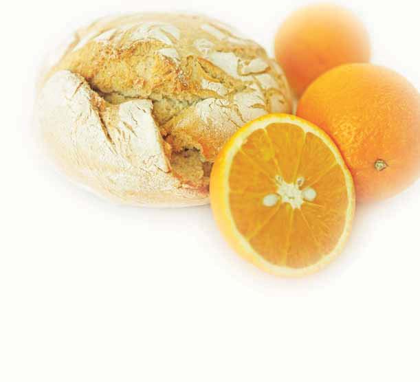 Confecionar Pudim de pão com laranja Ingredientes (8 pessoas): 16 fatias de pão 4 maçãs 2 laranjas 4 ovos 150g de açúcar 7,5dl de leite 1 colher de chá de canela Açúcar e canela para polvilhar