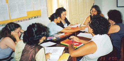 Foto: Maria Aparecida Taveira Pereira Educadoras estudam atividades de formação (Parâmetros em Ação, Pólo de Caruaru/PE, fev.