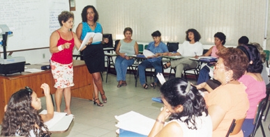 Foto: Rosaura Soligo Educadoras coordenam atividade de formação em parceria (Parâmetros em Ação, Pólo de Maceió/AL, jan./2000) Recebendo convidado e sendo convidado.