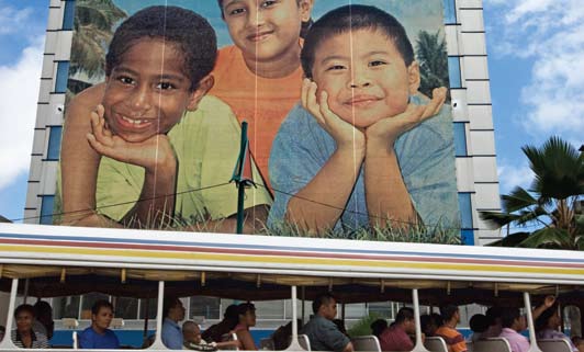 4 É necessária uma nova atenção à diversidade cultural que tenha em conta a sua natureza dinâmica e os desafios que as mudanças culturais impõem à identidade k Cartaz na rua principal de Suva, Ilhas