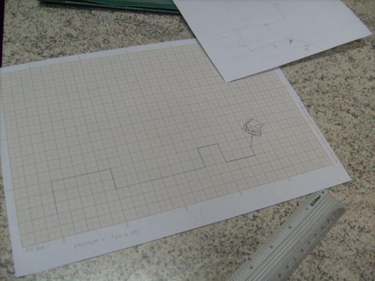 80 Depois de terem escondido o tesouro, cada grupo recebeu uma folha milimetrada na qual tiveram de desenhar o mapa do tesouro (Figura 33). O desenho foi feito em escala e a mesma foi informada.