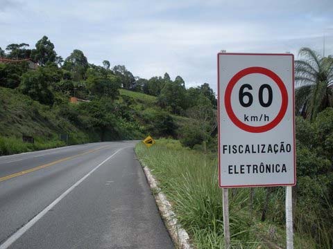 placas de fiscalização eletrônica (Figura 36), entretanto, não foram encontrados dispositivos visíveis de tal fiscalização, nem