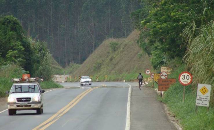 aproximação incluindo sinalização de início de pista dupla e para obrigatória.