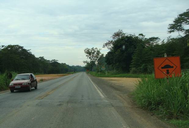 68 com sinalização de obra no sentido Naque e com sinalização de advertência sentido Belo Horizonte (Figura