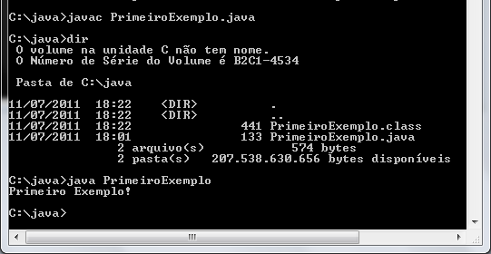 Aseguir,sãoexibidosospassosnateladoMS-DOS: O comando dirmostra o conteúdo da pasta C:\java. Note que, inicialmente, só existe o código-fonte, PrimeiroExemplo.java. Após a compilação, o comando dirmostra o arquivo PrimeiroExemplo.