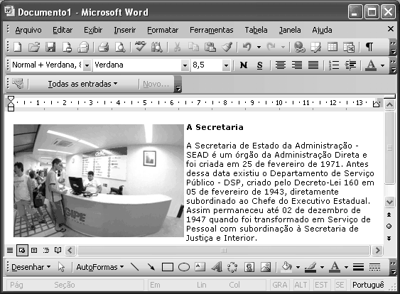 Considerando a janela do Word 2003 ilustrada acima, que contém um documento em edição, e os conceitos básicos de informática, julgue os itens a seguir.